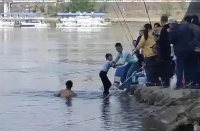 DƬ